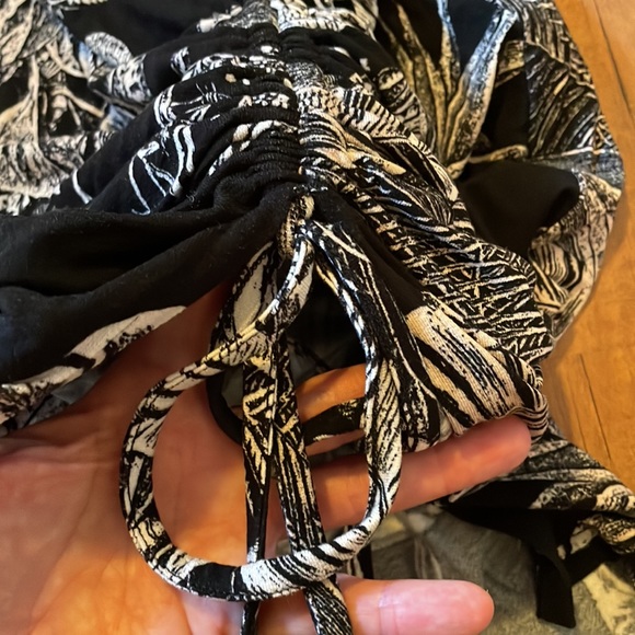 Le Chateau black and cream v neck dress. - Picture 6 of 7